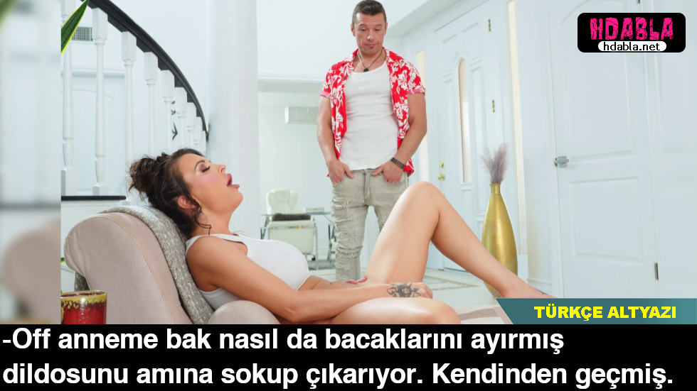 Büyük dildoyla kendinden geçen annesini görünce dondu kaldı